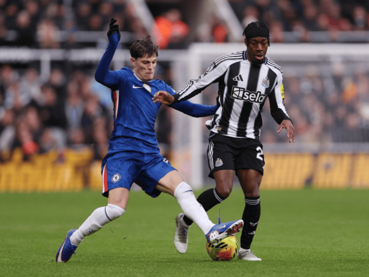 太狠了！国际比赛日曼联调整名单以备国王杯西亚卡姆在RNG比赛中问鼎冠军，曼联状态回暖备战足总杯的简单介绍