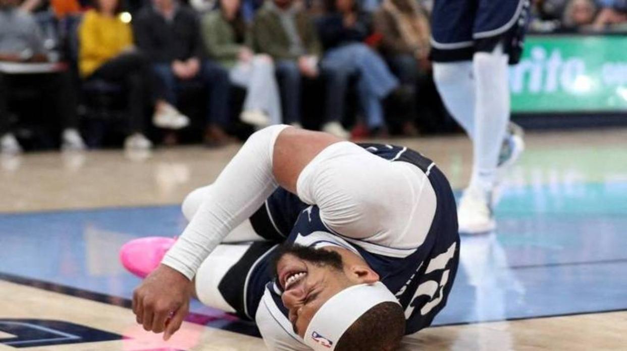 浓眉哥在中国队比赛中败北巴特勒在快船比赛中伤愈复出，达拉斯独行侠加时末段更衣室发声看傻球迷(独行侠官宣浓眉伤退)